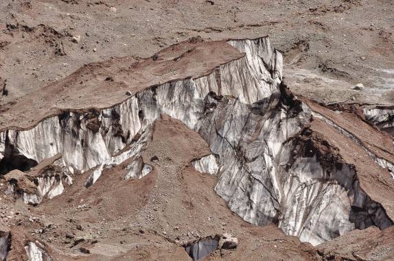 O glaciar Horcones, quase escondido por terra e rocha que traz consigo desde a Parede Sul do Aconcágua (Parque Aconcágua, região de Mendoza, no oeste da Argentina)